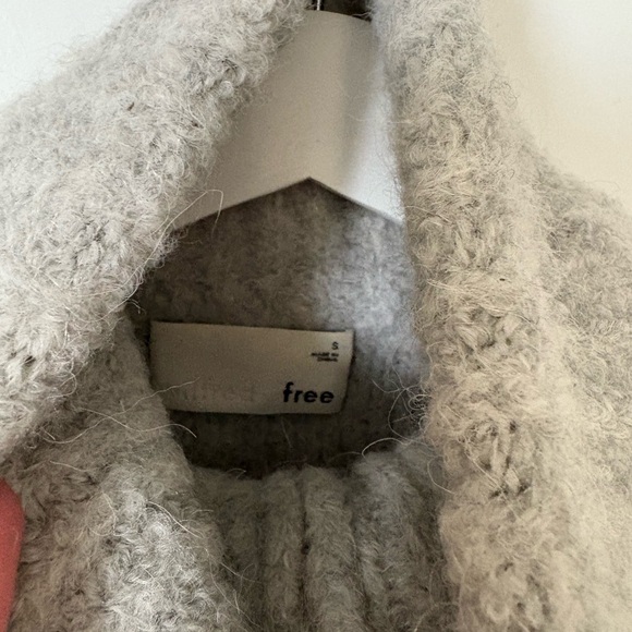 ARITZIA CROP WOOL SWEATER ZIP UP - LIGHT GREY - SMALL - Picture 3 of 4